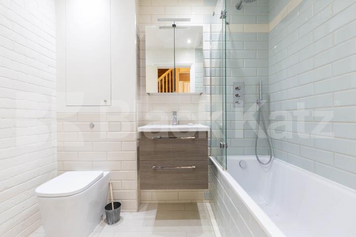 Stunning mid-Terrace house tucked away on a quiet mews Street Marlborough Yard, Archway